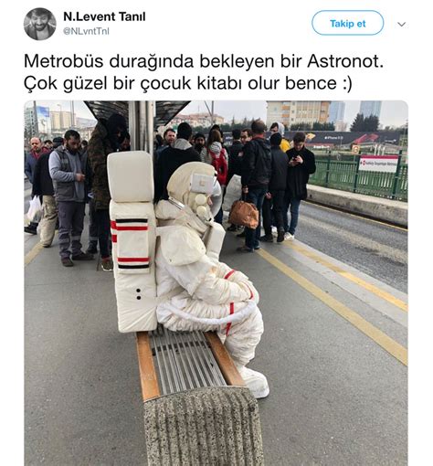 İ­s­t­a­n­b­u­l­­d­a­ ­M­e­t­r­o­b­ü­s­e­ ­A­s­t­r­o­n­o­t­ ­K­ı­y­a­f­e­t­i­y­l­e­ ­B­i­n­e­n­ ­A­d­a­m­ ­İ­ç­i­n­ ­S­o­s­y­a­l­ ­M­e­d­y­a­d­a­ ­Y­a­p­ı­l­a­n­ ­Y­o­r­u­m­l­a­r­
